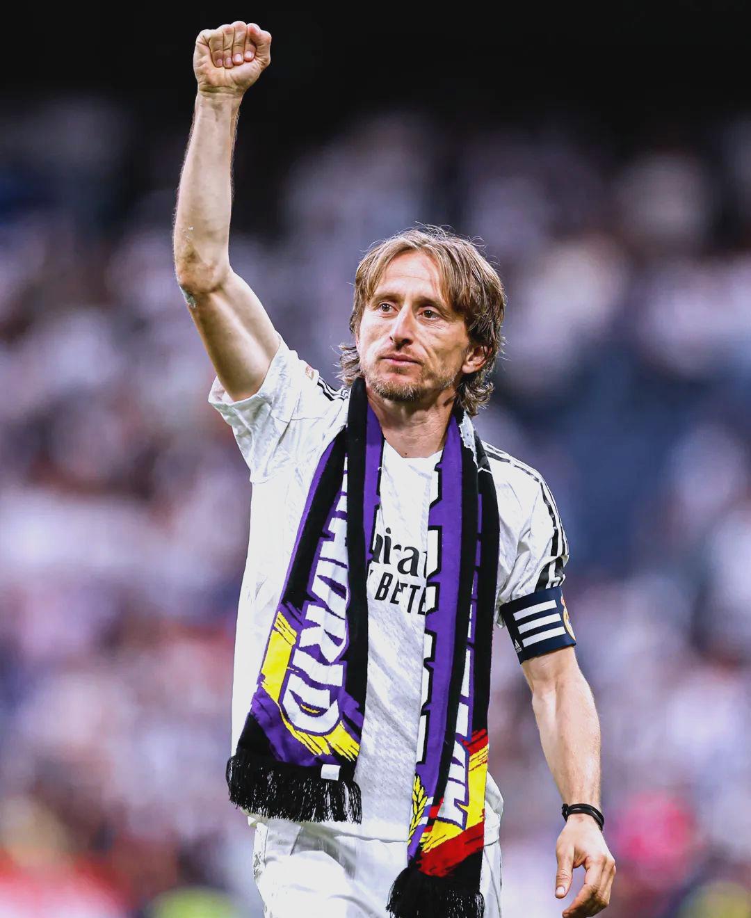 为什么球员在关键失误后会习惯性整理帽子来重置心理状态